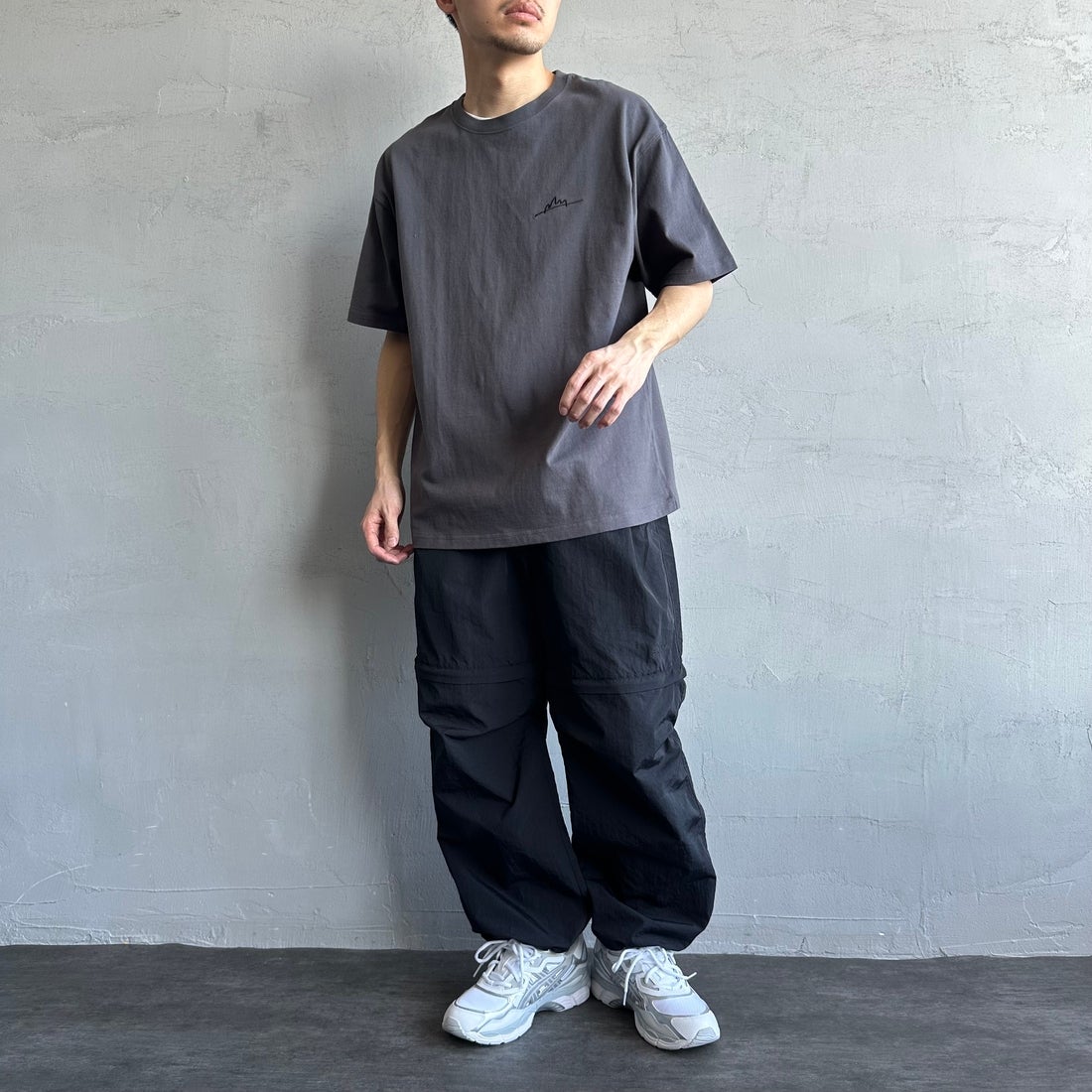 MANHATTAN PORTAGE [マンハッタンポーテージ] 別注 手描き風ロゴ バックプリントTシャツ [25SSMP-IN63-JF] CHARCOAL &&モデル身長：168cm 着用サイズ：L&&