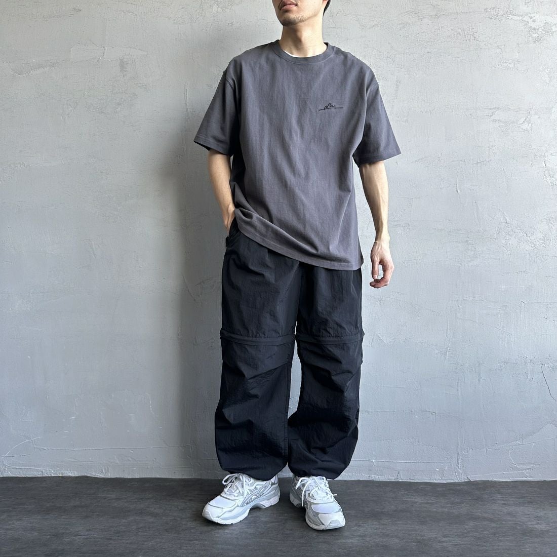 MANHATTAN PORTAGE [マンハッタンポーテージ] 別注 手描き風ロゴ バックプリントTシャツ [25SSMP-IN63-JF] CHARCOAL &&モデル身長：168cm 着用サイズ：L&&