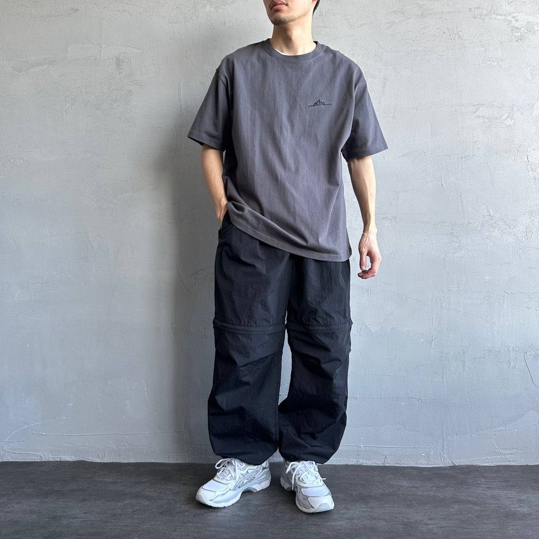 MANHATTAN PORTAGE [マンハッタンポーテージ] 別注 手描き風ロゴ バックプリントTシャツ [25SSMP-IN63-JF] CHARCOAL &&モデル身長：168cm 着用サイズ：L&&