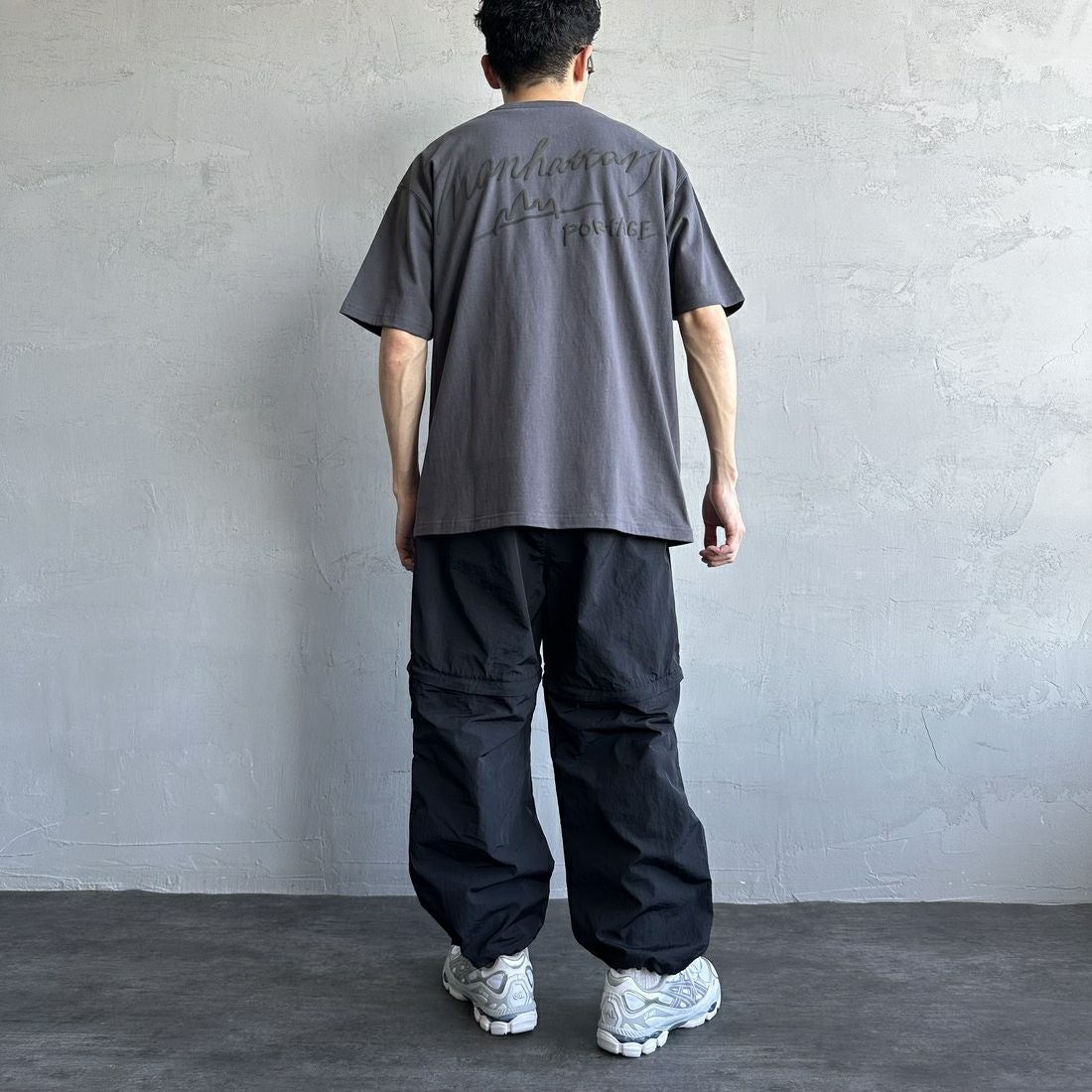MANHATTAN PORTAGE [マンハッタンポーテージ] 別注 手描き風ロゴ バックプリントTシャツ [25SSMP-IN63-JF] CHARCOAL &&モデル身長：168cm 着用サイズ：L&&