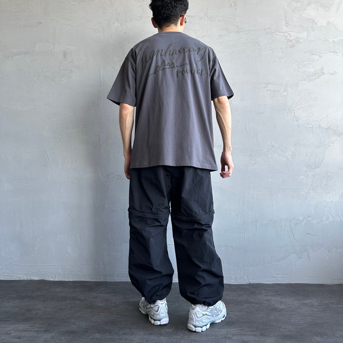 MANHATTAN PORTAGE [マンハッタンポーテージ] 別注 手描き風ロゴ バックプリントTシャツ [25SSMP-IN63-JF] CHARCOAL &&モデル身長：168cm 着用サイズ：L&&