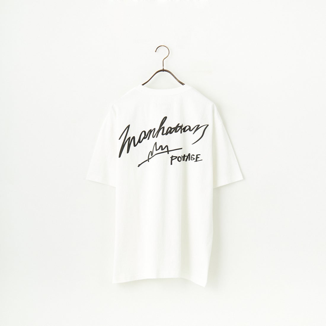 MANHATTAN PORTAGE [マンハッタンポーテージ] 別注 手描き風ロゴ バックプリントTシャツ [25SSMP-IN63-JF] WHITE