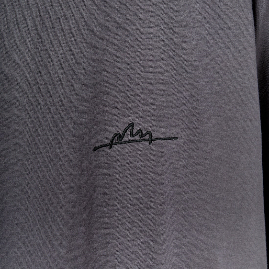 MANHATTAN PORTAGE [マンハッタンポーテージ] 別注 手描き風ロゴ バックプリントTシャツ [25SSMP-IN63-JF] CHARCOAL