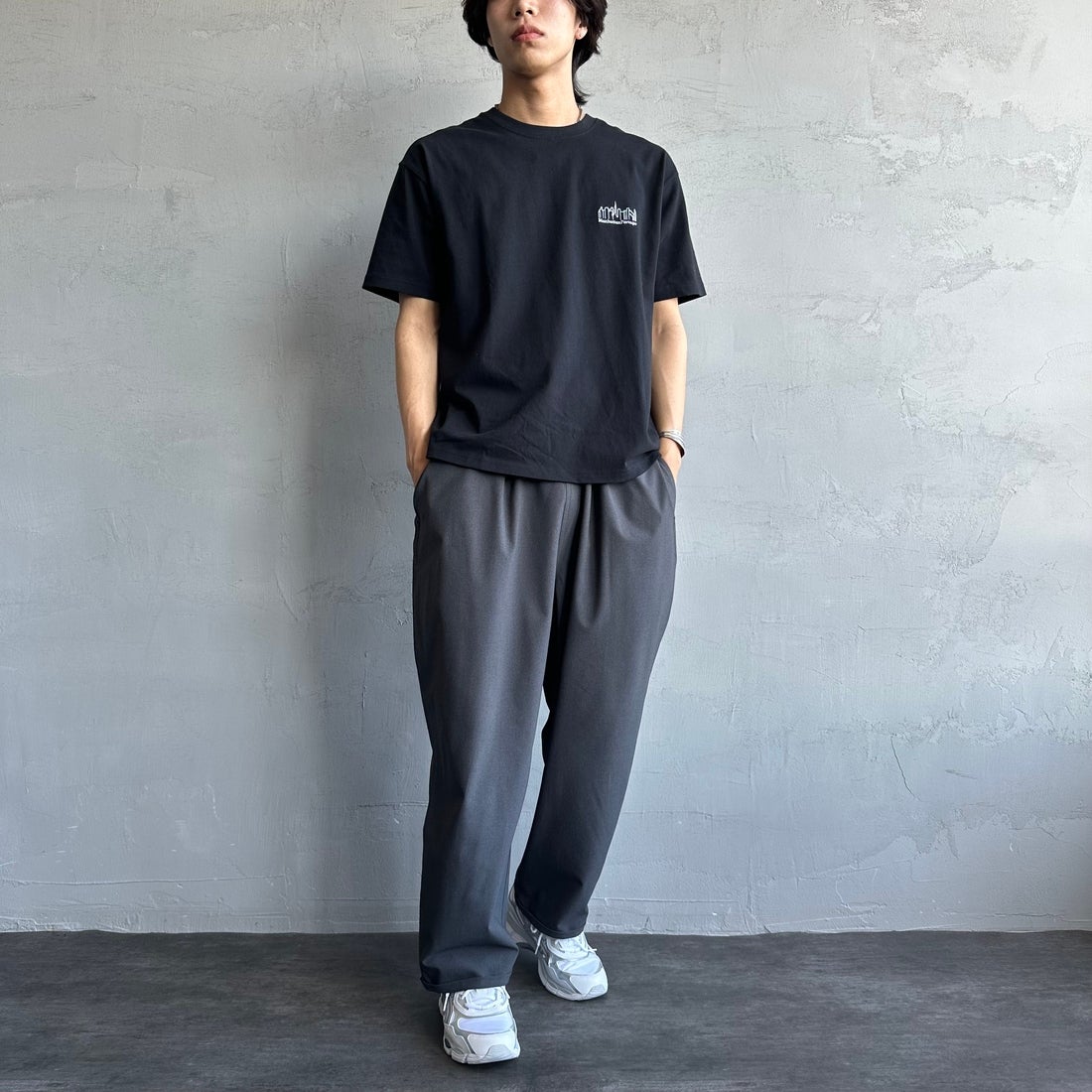 MANHATTAN PORTAGE [マンハッタンポーテージ] 別注 ランダムロゴ バックプリントTシャツ [25SSMP-IN66-JF] BLACK &&モデル身長：179cm 着用サイズ：L&&