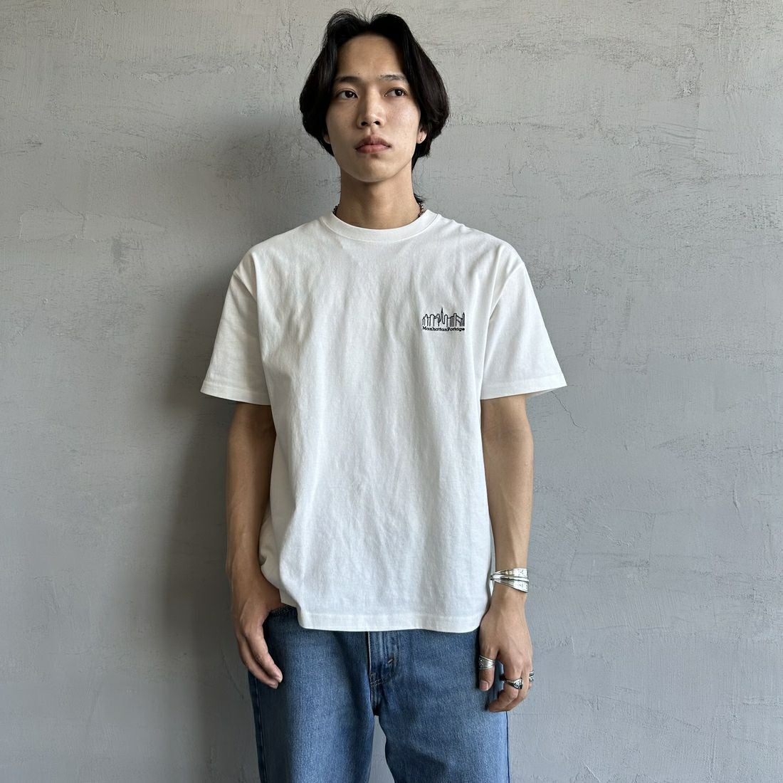 MANHATTAN PORTAGE [マンハッタンポーテージ] 別注 ランダムロゴ バックプリントTシャツ [25SSMP-IN66-JF] WHITE &&モデル身長：179cm 着用サイズ：L&&