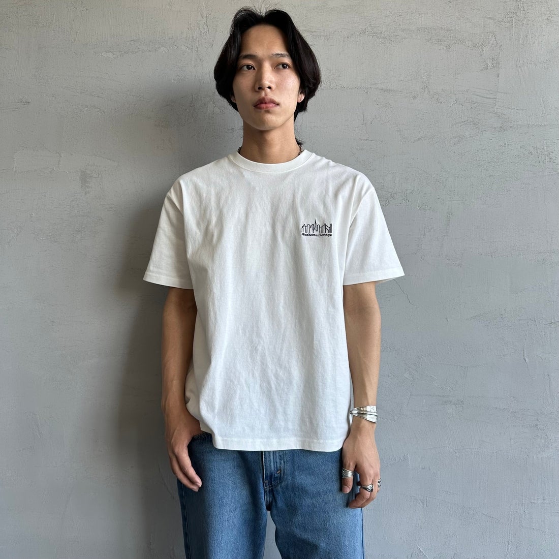 MANHATTAN PORTAGE [マンハッタンポーテージ] 別注 ランダムロゴ バックプリントTシャツ [25SSMP-IN66-JF] WHITE &&モデル身長：179cm 着用サイズ：L&&
