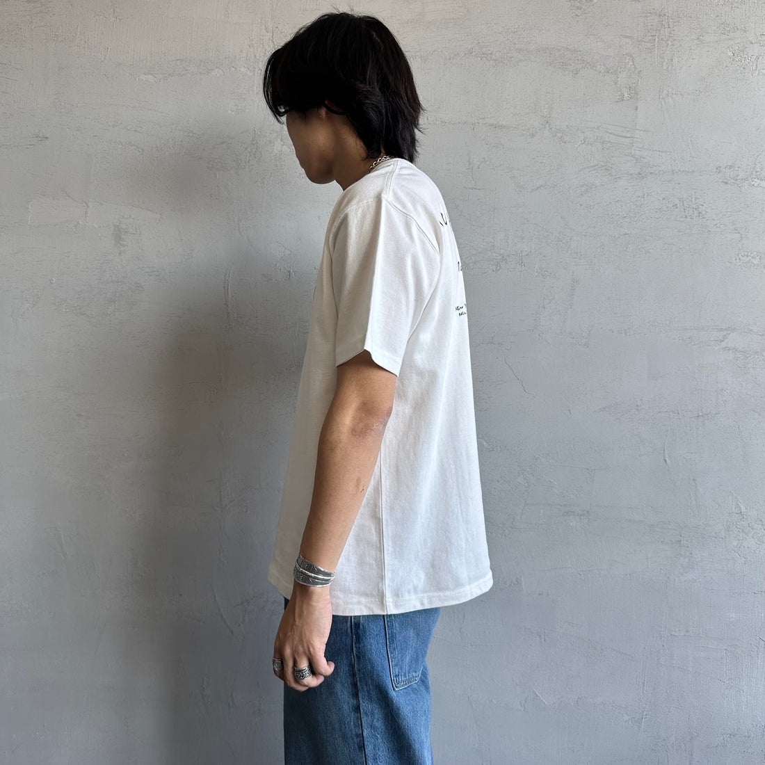 MANHATTAN PORTAGE [マンハッタンポーテージ] 別注 ランダムロゴ バックプリントTシャツ [25SSMP-IN66-JF] WHITE &&モデル身長：179cm 着用サイズ：L&&