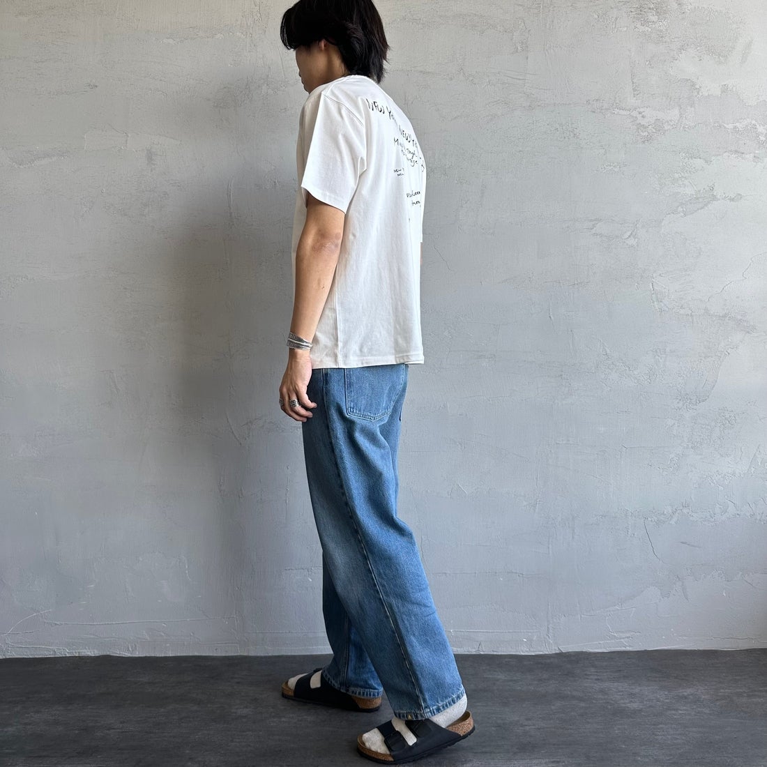 MANHATTAN PORTAGE [マンハッタンポーテージ] 別注 ランダムロゴ バックプリントTシャツ [25SSMP-IN66-JF] WHITE &&モデル身長：179cm 着用サイズ：L&&