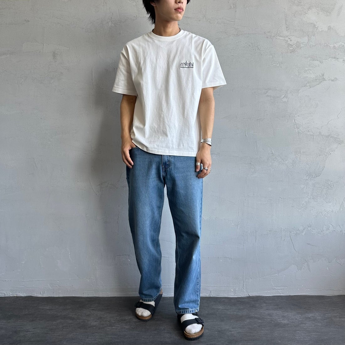 MANHATTAN PORTAGE [マンハッタンポーテージ] 別注 ランダムロゴ バックプリントTシャツ [25SSMP-IN66-JF] WHITE &&モデル身長：179cm 着用サイズ：L&&