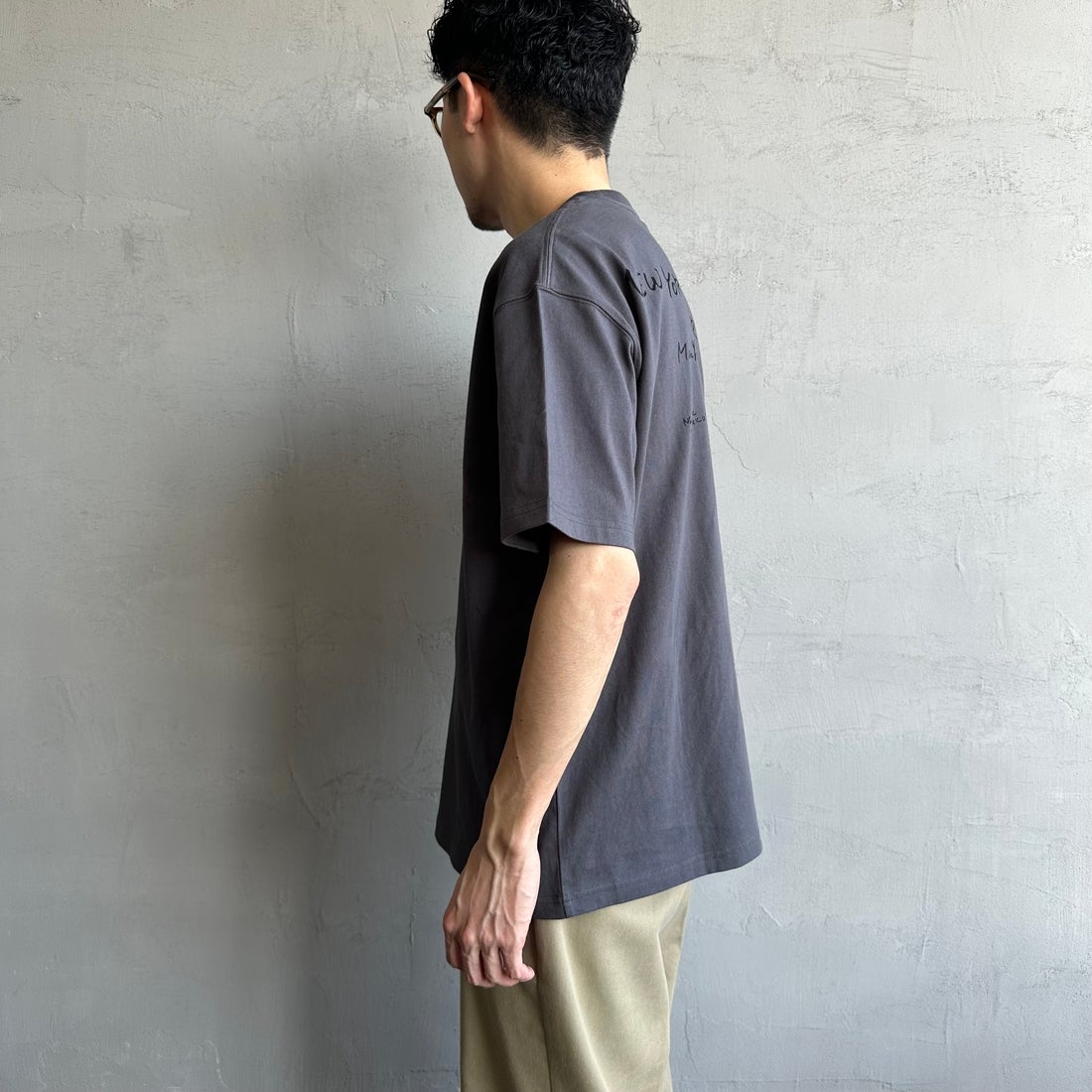 MANHATTAN PORTAGE [マンハッタンポーテージ] 別注 ランダムロゴ バックプリントTシャツ [25SSMP-IN66-JF] CHARCOAL &&モデル身長：168cm 着用サイズ：L&&