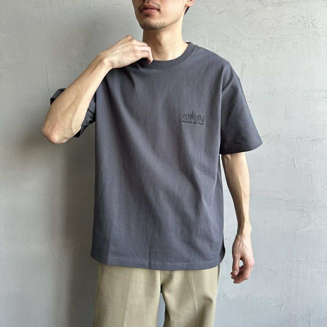 MANHATTAN PORTAGE [マンハッタンポーテージ] 別注 ランダムロゴ バックプリントTシャツ [25SSMP-IN66-JF] CHARCOAL &&モデル身長：168cm 着用サイズ：L&&