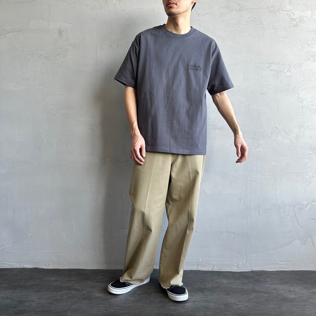 MANHATTAN PORTAGE [マンハッタンポーテージ] 別注 ランダムロゴ バックプリントTシャツ [25SSMP-IN66-JF] CHARCOAL &&モデル身長：168cm 着用サイズ：L&&