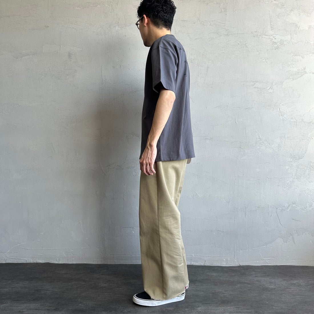 MANHATTAN PORTAGE [マンハッタンポーテージ] 別注 ランダムロゴ バックプリントTシャツ [25SSMP-IN66-JF] CHARCOAL &&モデル身長：168cm 着用サイズ：L&&