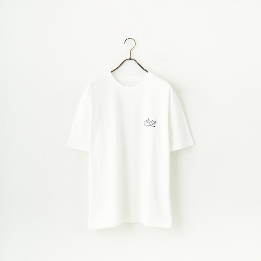 MANHATTAN PORTAGE [マンハッタンポーテージ] 別注 ランダムロゴ バックプリントTシャツ [25SSMP-IN66-JF] WHITE