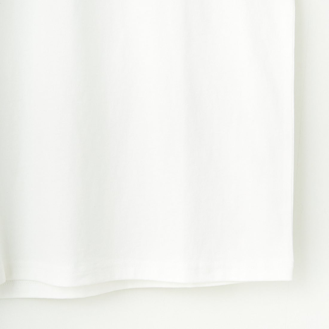 MANHATTAN PORTAGE [マンハッタンポーテージ] 別注 ランダムロゴ バックプリントTシャツ [25SSMP-IN66-JF] WHITE