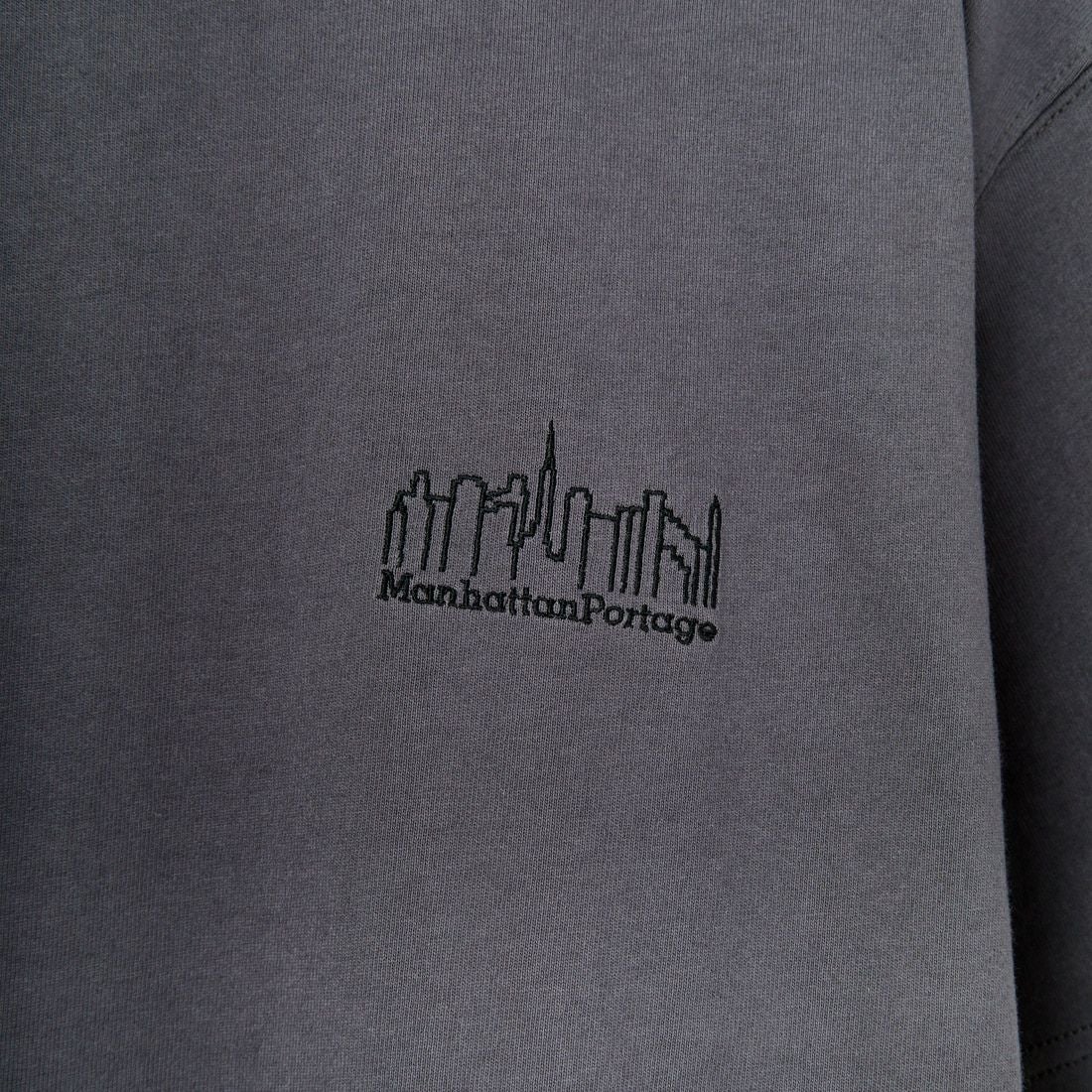 MANHATTAN PORTAGE [マンハッタンポーテージ] 別注 ランダムロゴ バックプリントTシャツ [25SSMP-IN66-JF] CHARCOAL