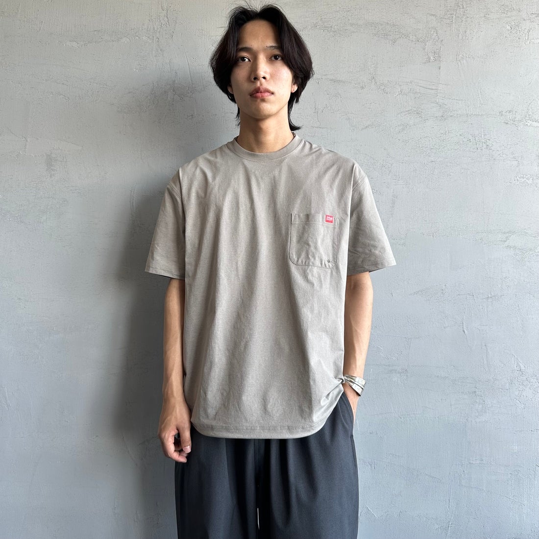 MANHATTAN PORTAGE [マンハッタンポーテージ] 別注 メッシュ切替 バックプリントTシャツ [25SSMP-IN65-JF] GREIGE &&モデル身長：179cm 着用サイズ：L&&