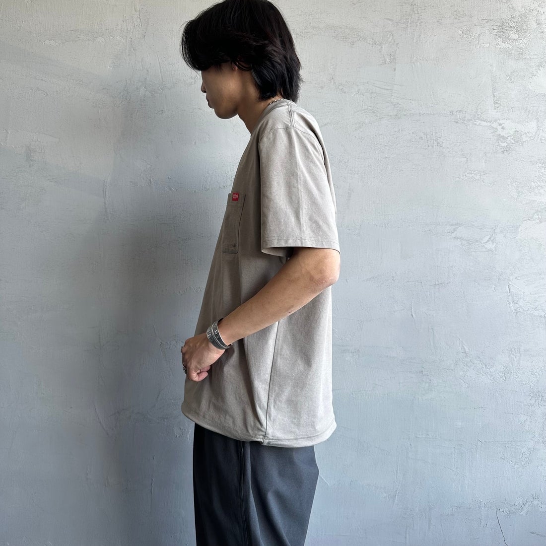 MANHATTAN PORTAGE [マンハッタンポーテージ] 別注 メッシュ切替 バックプリントTシャツ [25SSMP-IN65-JF] GREIGE &&モデル身長：179cm 着用サイズ：L&&