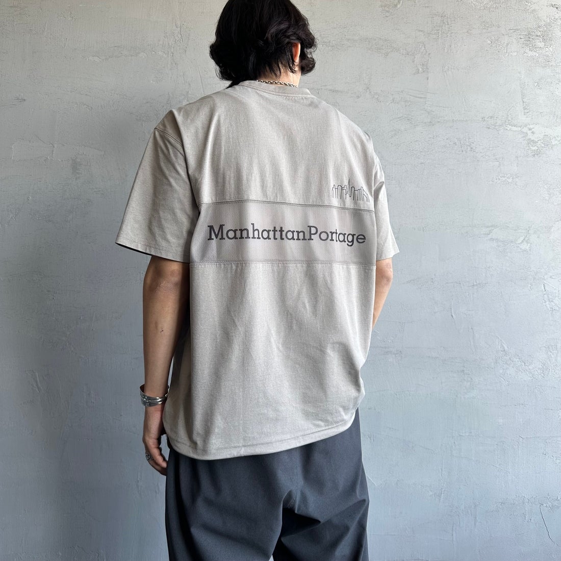 MANHATTAN PORTAGE [マンハッタンポーテージ] 別注 メッシュ切替 バックプリントTシャツ [25SSMP-IN65-JF] GREIGE &&モデル身長：179cm 着用サイズ：L&&