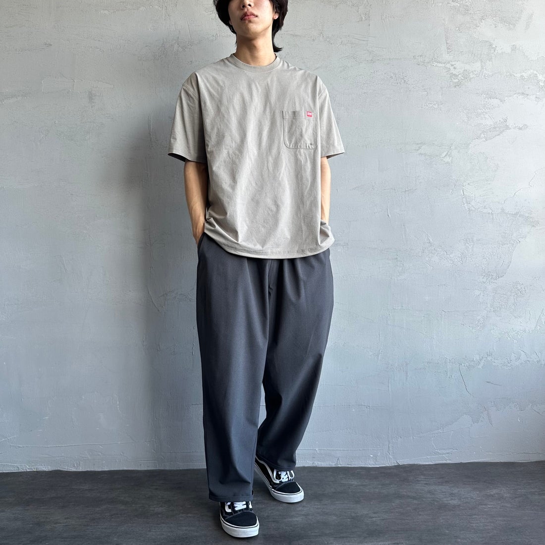 MANHATTAN PORTAGE [マンハッタンポーテージ] 別注 メッシュ切替 バックプリントTシャツ [25SSMP-IN65-JF] GREIGE &&モデル身長：179cm 着用サイズ：L&&