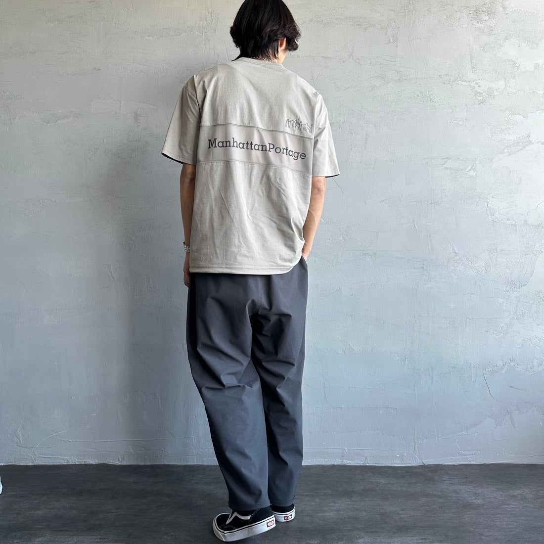 MANHATTAN PORTAGE [マンハッタンポーテージ] 別注 メッシュ切替 バックプリントTシャツ [25SSMP-IN65-JF] GREIGE &&モデル身長：179cm 着用サイズ：L&&