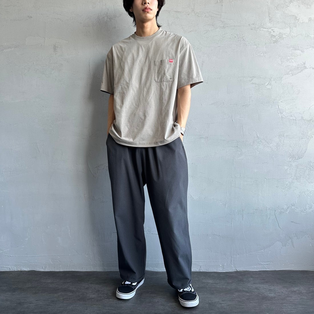MANHATTAN PORTAGE [マンハッタンポーテージ] 別注 メッシュ切替 バックプリントTシャツ [25SSMP-IN65-JF] GREIGE &&モデル身長：179cm 着用サイズ：L&&