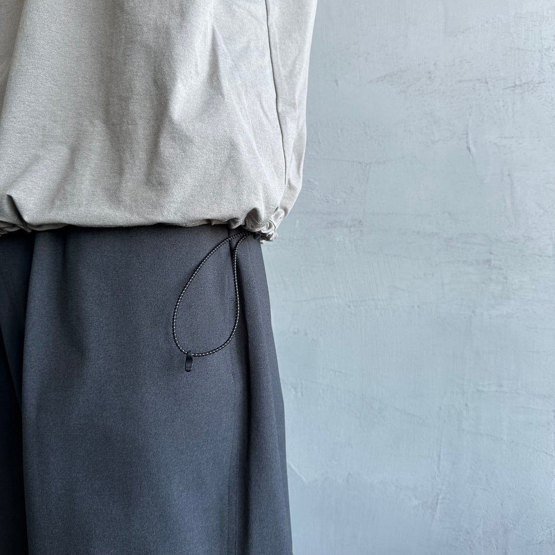 MANHATTAN PORTAGE [マンハッタンポーテージ] 別注 メッシュ切替 バックプリントTシャツ [25SSMP-IN65-JF] GREIGE