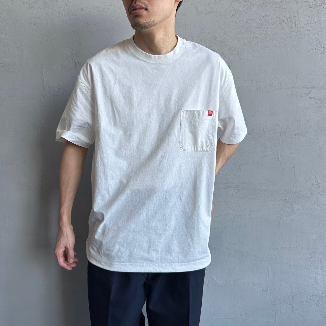 MANHATTAN PORTAGE [マンハッタンポーテージ] 別注 メッシュ切替 バックプリントTシャツ [25SSMP-IN65-JF] WHITE &&モデル身長：168cm 着用サイズ：L&&