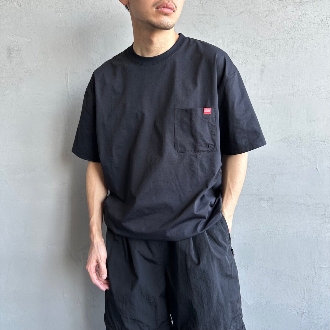 MANHATTAN PORTAGE [マンハッタンポーテージ] 別注 メッシュ切替 バックプリントTシャツ [25SSMP-IN65-JF] BLACK &&モデル身長：168cm 着用サイズ：L&&