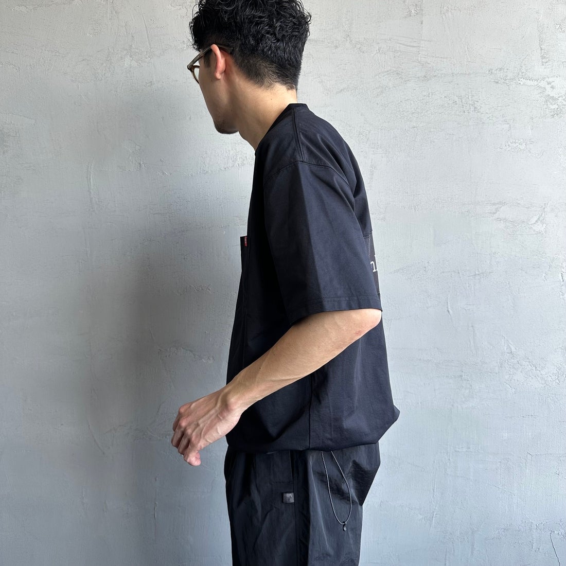 MANHATTAN PORTAGE [マンハッタンポーテージ] 別注 メッシュ切替 バックプリントTシャツ [25SSMP-IN65-JF] BLACK &&モデル身長：168cm 着用サイズ：L&&