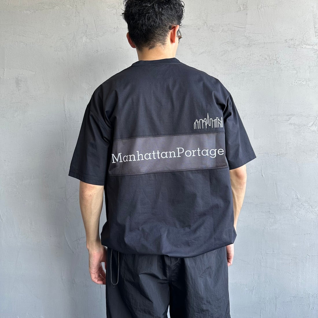 MANHATTAN PORTAGE [マンハッタンポーテージ] 別注 メッシュ切替 バックプリントTシャツ [25SSMP-IN65-JF] BLACK &&モデル身長：168cm 着用サイズ：L&&