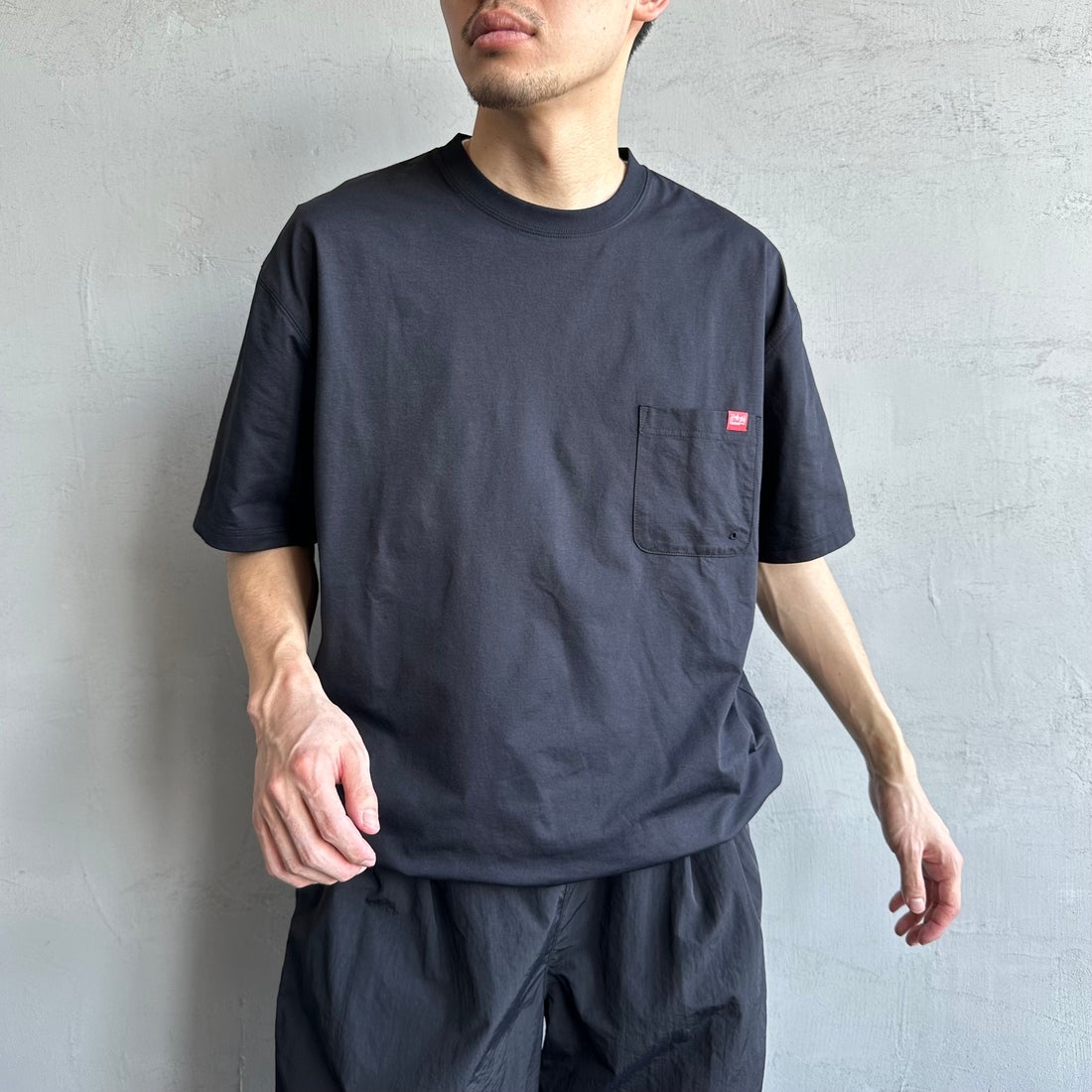 MANHATTAN PORTAGE [マンハッタンポーテージ] 別注 メッシュ切替 バックプリントTシャツ [25SSMP-IN65-JF] BLACK &&モデル身長：168cm 着用サイズ：L&&