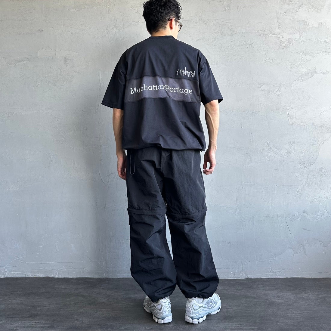 MANHATTAN PORTAGE [マンハッタンポーテージ] 別注 メッシュ切替 バックプリントTシャツ [25SSMP-IN65-JF] BLACK &&モデル身長：168cm 着用サイズ：L&&