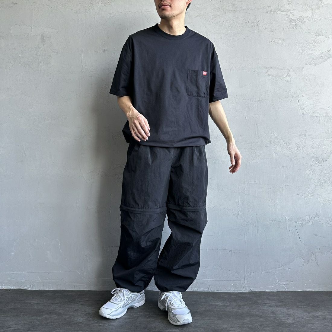 MANHATTAN PORTAGE [マンハッタンポーテージ] 別注 メッシュ切替 バックプリントTシャツ [25SSMP-IN65-JF] BLACK &&モデル身長：168cm 着用サイズ：L&&