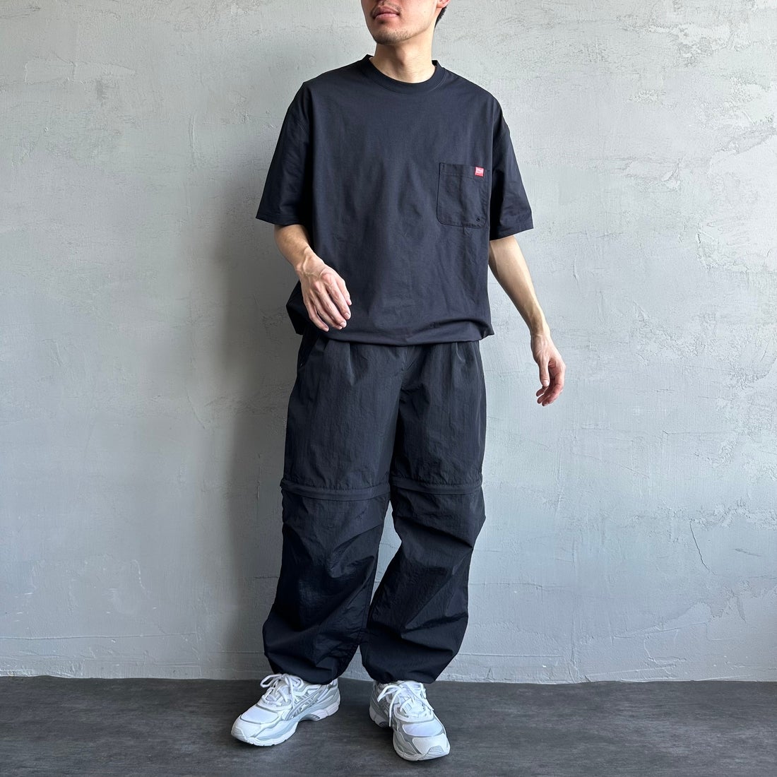 MANHATTAN PORTAGE [マンハッタンポーテージ] 別注 メッシュ切替 バックプリントTシャツ [25SSMP-IN65-JF] BLACK &&モデル身長：168cm 着用サイズ：L&&