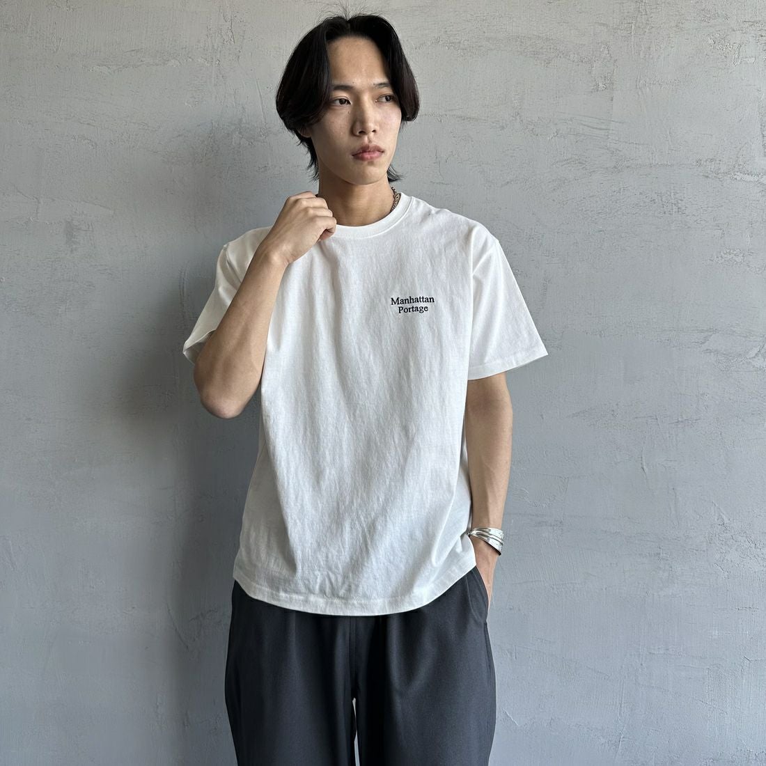 MANHATTAN PORTAGE [マンハッタンポーテージ] 別注 バックフォトプリントTシャツ [25SSMP-IN67-JF] WHITE &&モデル身長：179cm 着用サイズ：L&&