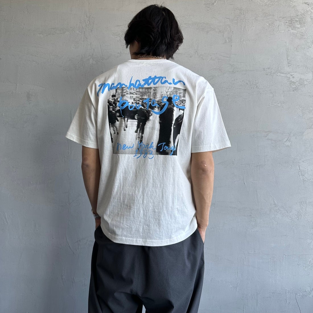 MANHATTAN PORTAGE [マンハッタンポーテージ] 別注 バックフォトプリントTシャツ [25SSMP-IN67-JF] WHITE &&モデル身長：179cm 着用サイズ：L&&