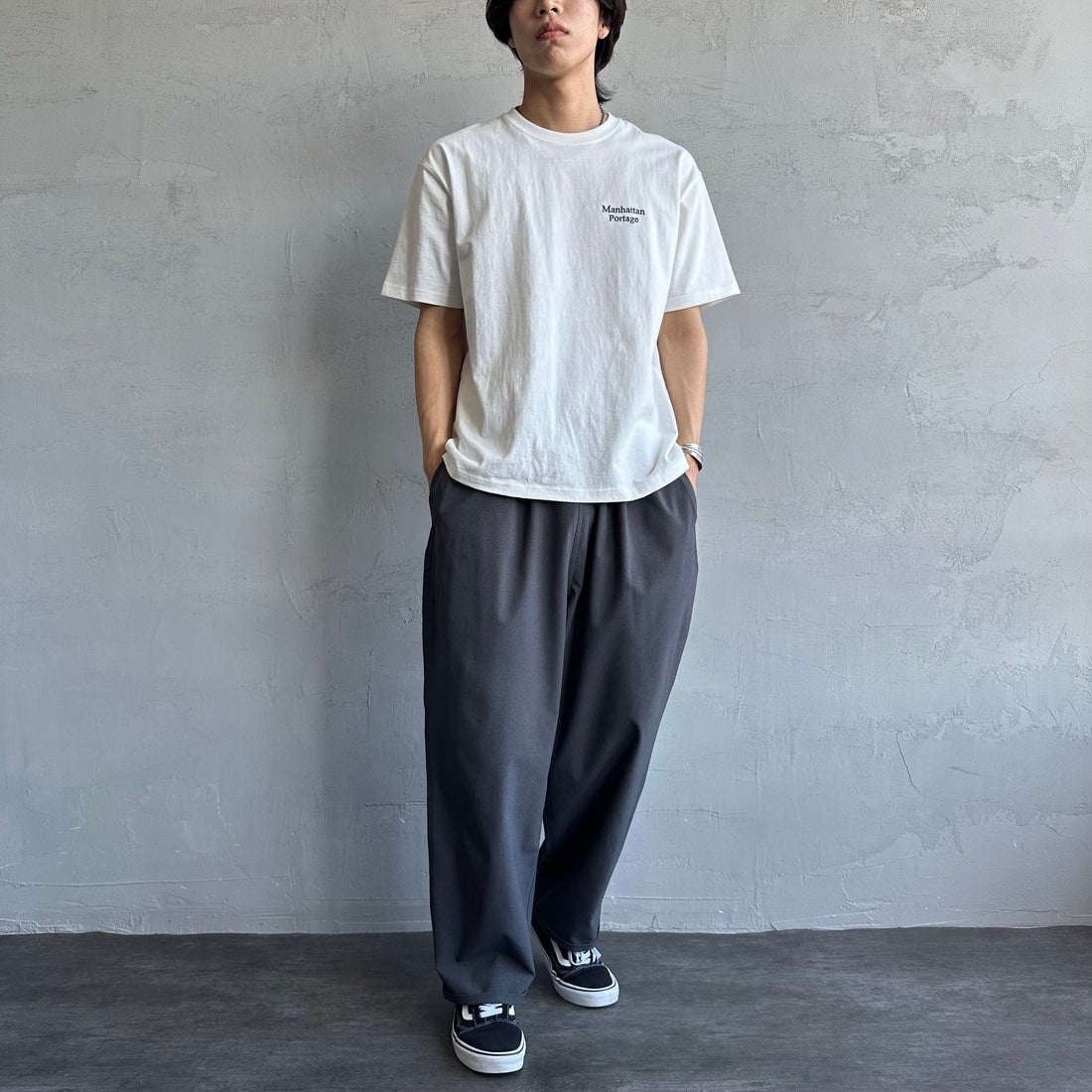 MANHATTAN PORTAGE [マンハッタンポーテージ] 別注 バックフォトプリントTシャツ [25SSMP-IN67-JF] WHITE &&モデル身長：179cm 着用サイズ：L&&