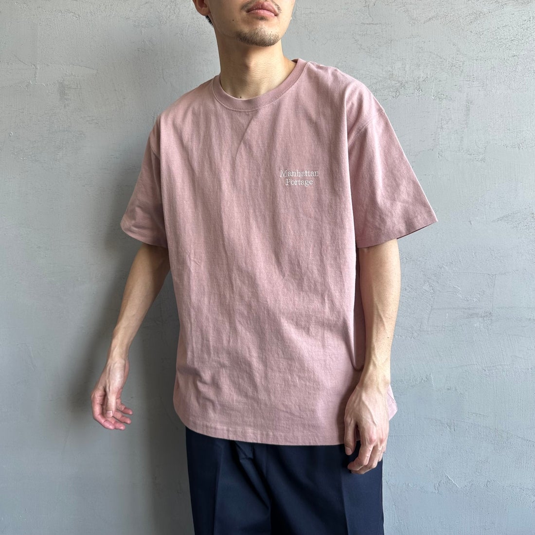 MANHATTAN PORTAGE [マンハッタンポーテージ] 別注 バックフォトプリントTシャツ [25SSMP-IN67-JF] PINK &&モデル身長：168cm 着用サイズ：L&&