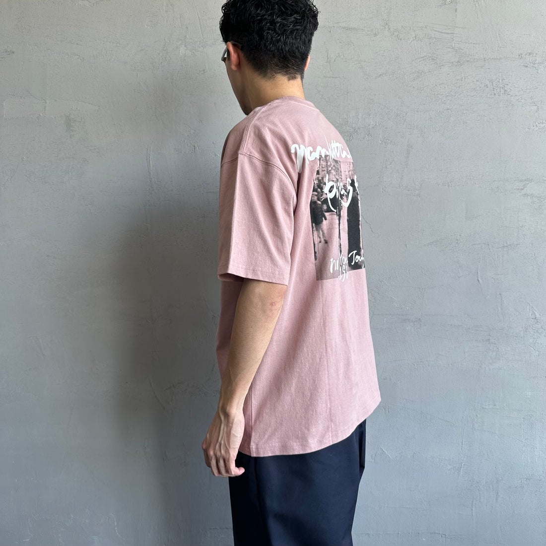 MANHATTAN PORTAGE [マンハッタンポーテージ] 別注 バックフォトプリントTシャツ [25SSMP-IN67-JF] PINK &&モデル身長：168cm 着用サイズ：L&&