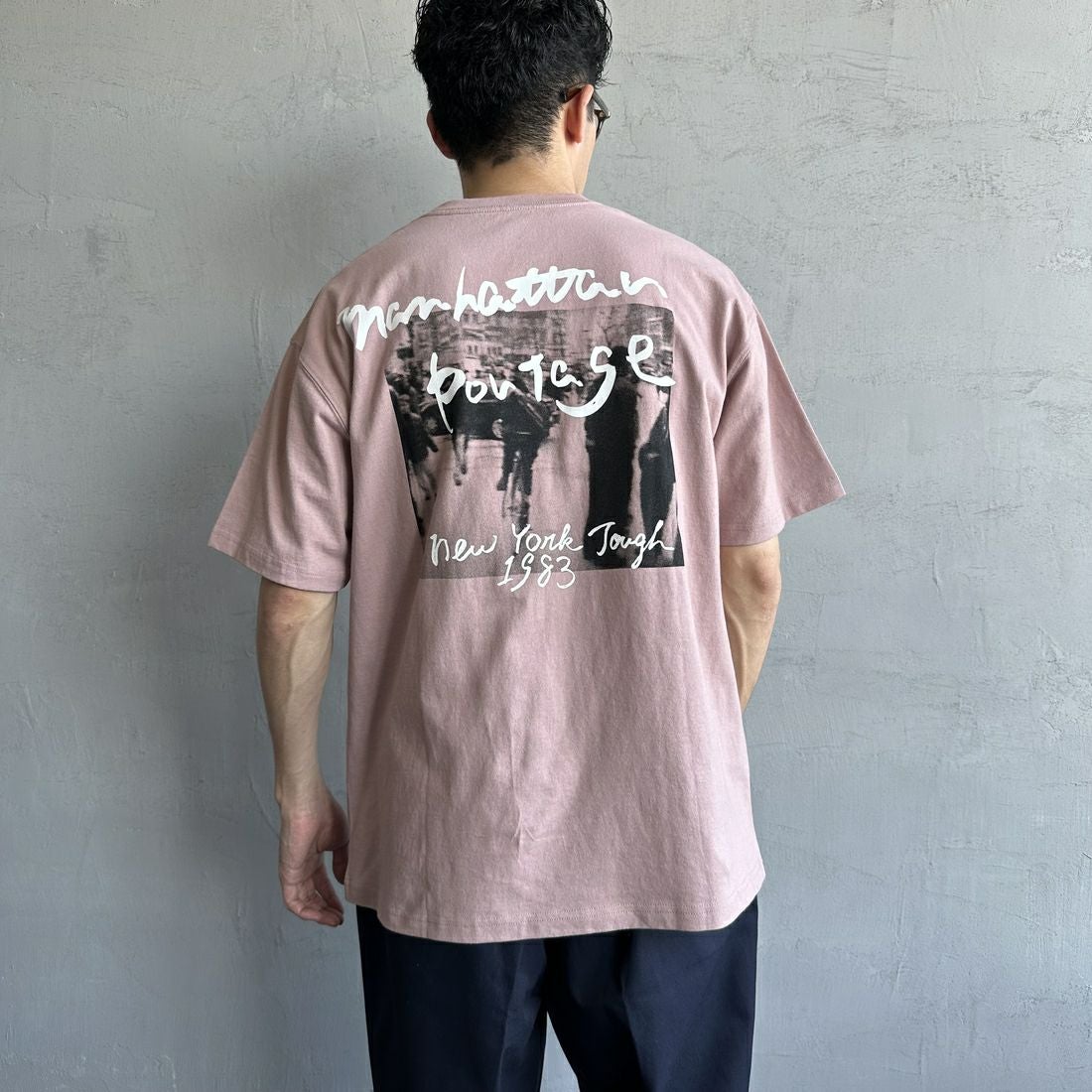 MANHATTAN PORTAGE [マンハッタンポーテージ] 別注 バックフォトプリントTシャツ [25SSMP-IN67-JF] PINK &&モデル身長：168cm 着用サイズ：L&&