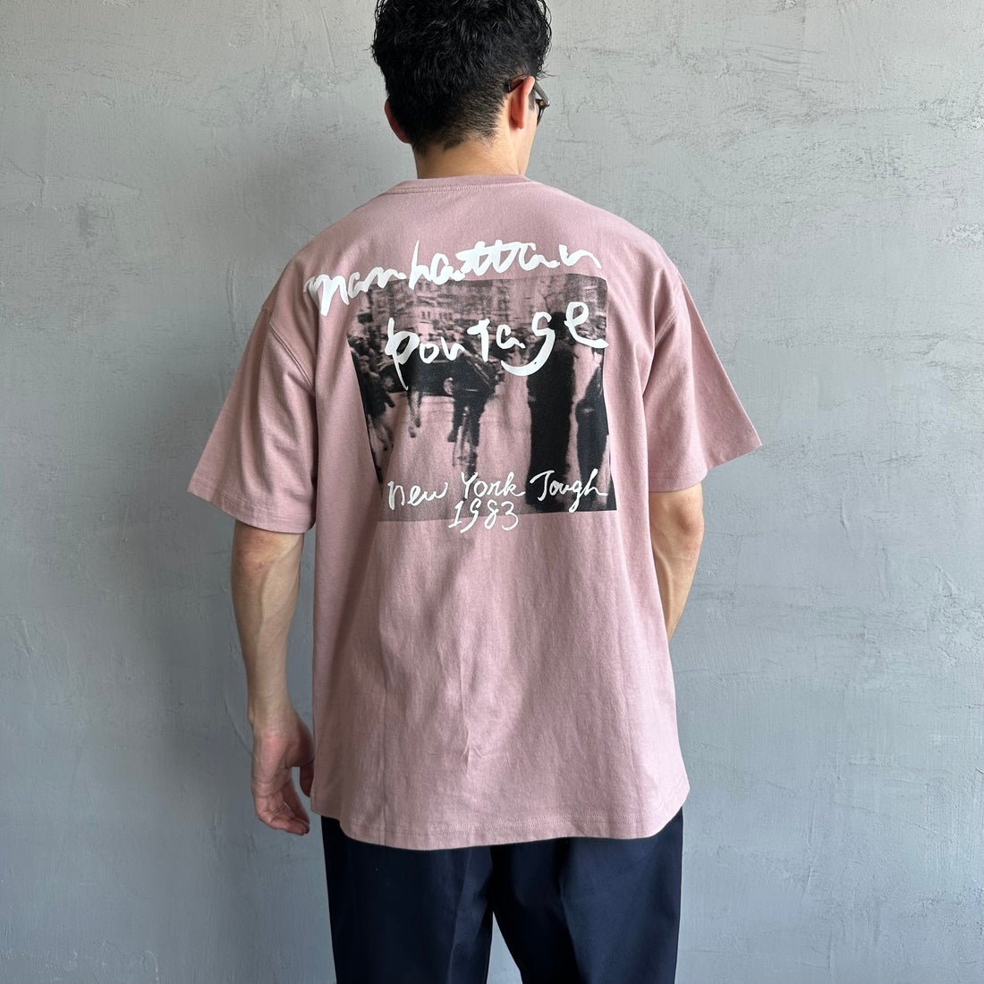 MANHATTAN PORTAGE [マンハッタンポーテージ] 別注 バックフォトプリントTシャツ [25SSMP-IN67-JF] PINK &&モデル身長：168cm 着用サイズ：L&&