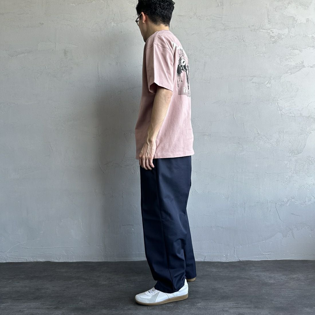 MANHATTAN PORTAGE [マンハッタンポーテージ] 別注 バックフォトプリントTシャツ [25SSMP-IN67-JF] PINK &&モデル身長：168cm 着用サイズ：L&&