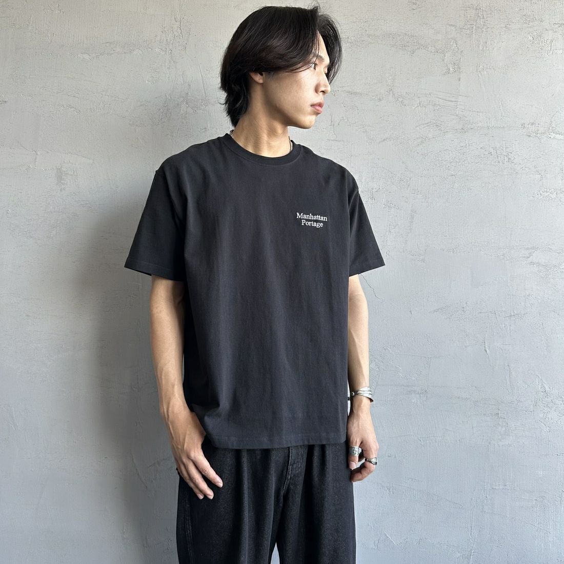 MANHATTAN PORTAGE [マンハッタンポーテージ] 別注 バックフォトプリントTシャツ [25SSMP-IN67-JF] BLACK &&モデル身長：179cm 着用サイズ：L&&