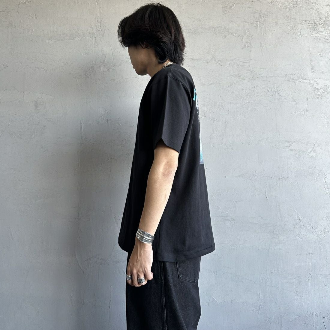 MANHATTAN PORTAGE [マンハッタンポーテージ] 別注 バックフォトプリントTシャツ [25SSMP-IN67-JF] BLACK &&モデル身長：179cm 着用サイズ：L&&