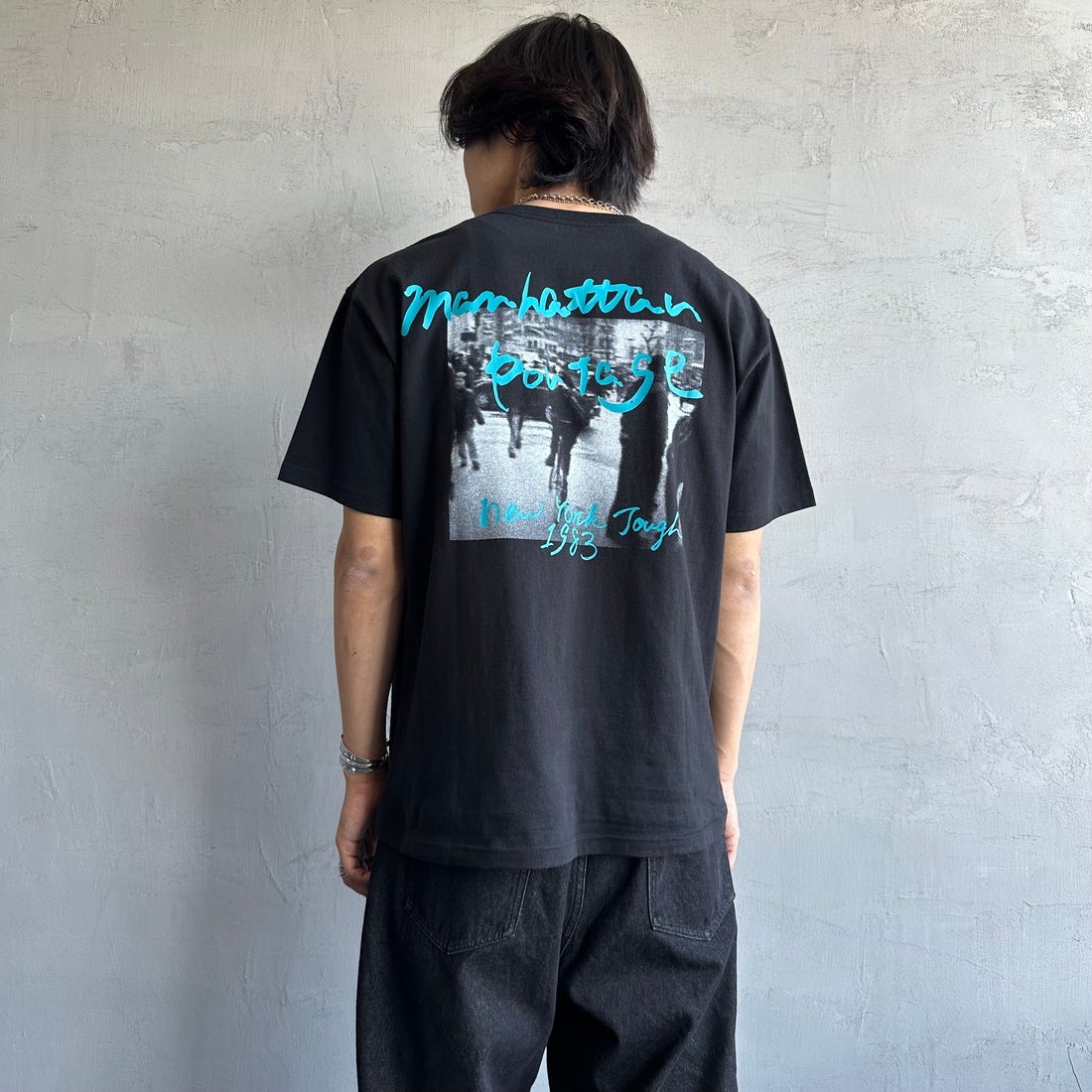 MANHATTAN PORTAGE [マンハッタンポーテージ] 別注 バックフォトプリントTシャツ [25SSMP-IN67-JF] BLACK &&モデル身長：179cm 着用サイズ：L&&
