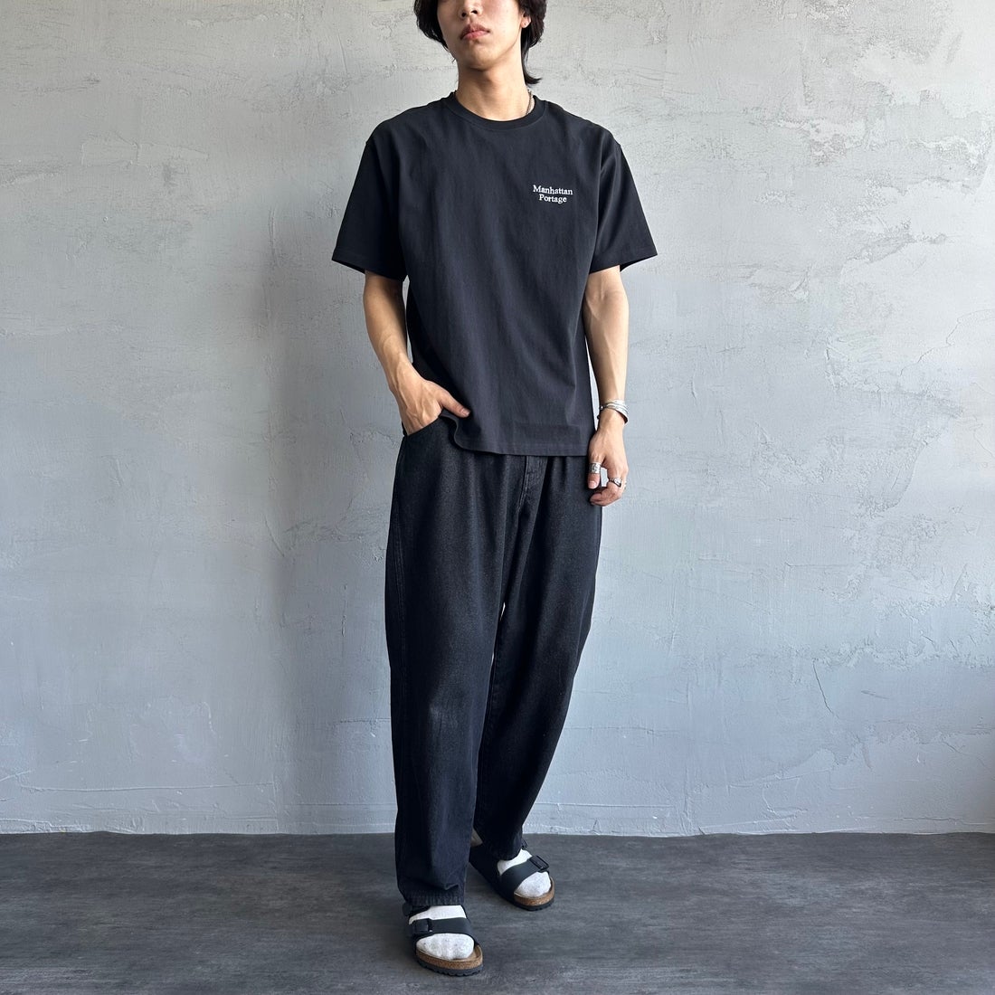 MANHATTAN PORTAGE [マンハッタンポーテージ] 別注 バックフォトプリントTシャツ [25SSMP-IN67-JF] BLACK &&モデル身長：179cm 着用サイズ：L&&