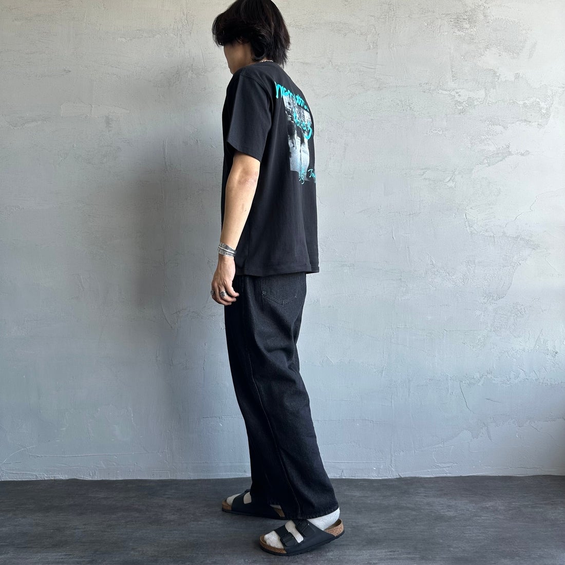 MANHATTAN PORTAGE [マンハッタンポーテージ] 別注 バックフォトプリントTシャツ [25SSMP-IN67-JF] BLACK &&モデル身長：179cm 着用サイズ：L&&