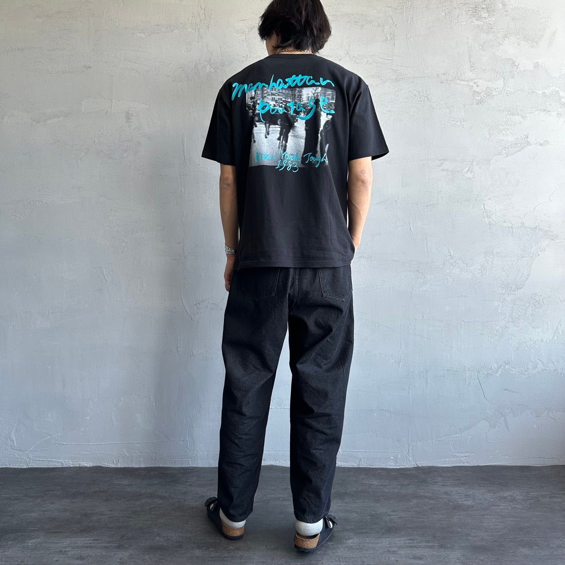 MANHATTAN PORTAGE [マンハッタンポーテージ] 別注 バックフォトプリントTシャツ [25SSMP-IN67-JF] BLACK &&モデル身長：179cm 着用サイズ：L&&