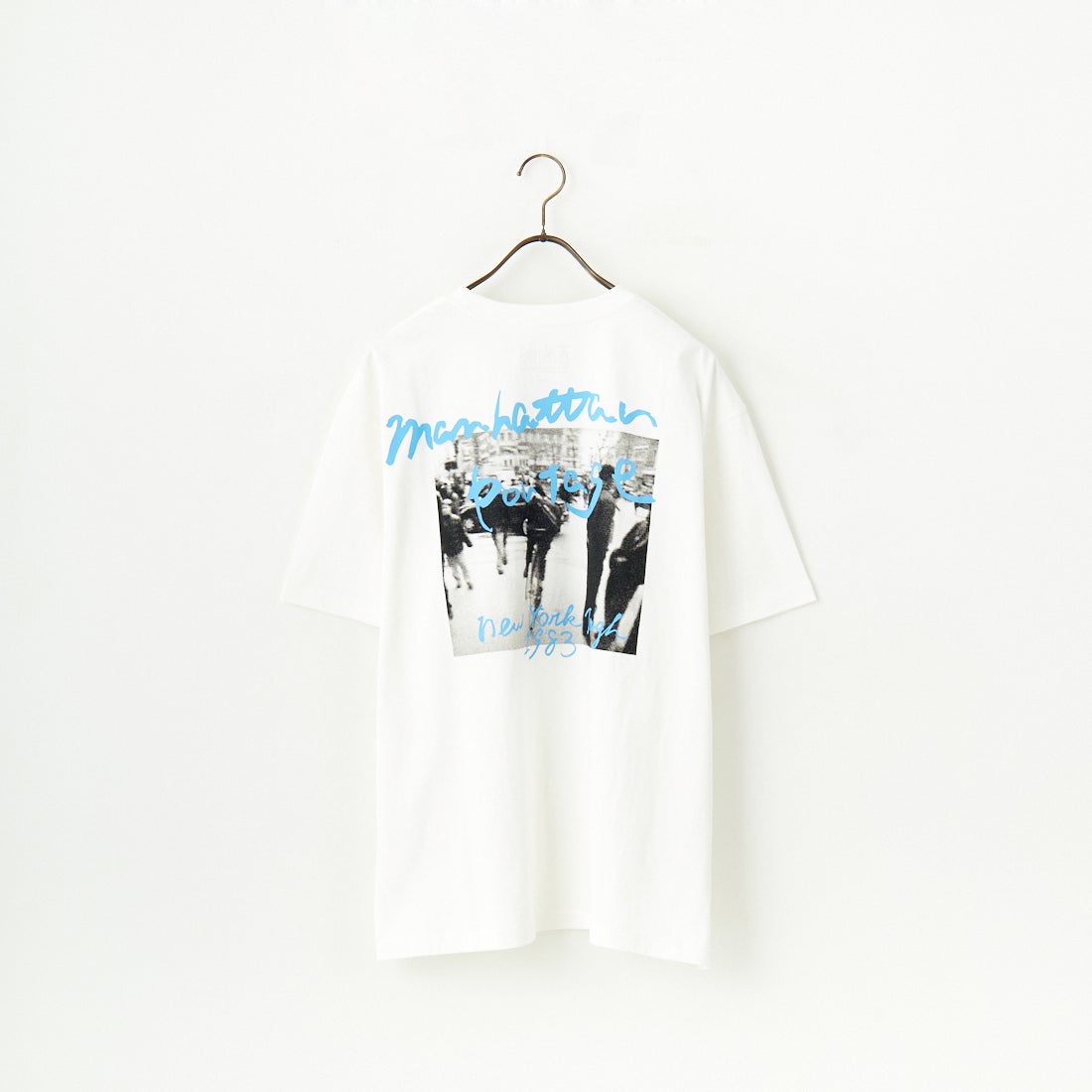 MANHATTAN PORTAGE [マンハッタンポーテージ] 別注 バックフォトプリントTシャツ [25SSMP-IN67-JF] WHITE